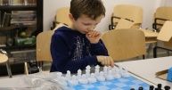Chłopiec nad szachami.