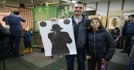 Mężczyzna z dziewczynką pozują do zdjęcia ze swoją tarczą strzelecką.